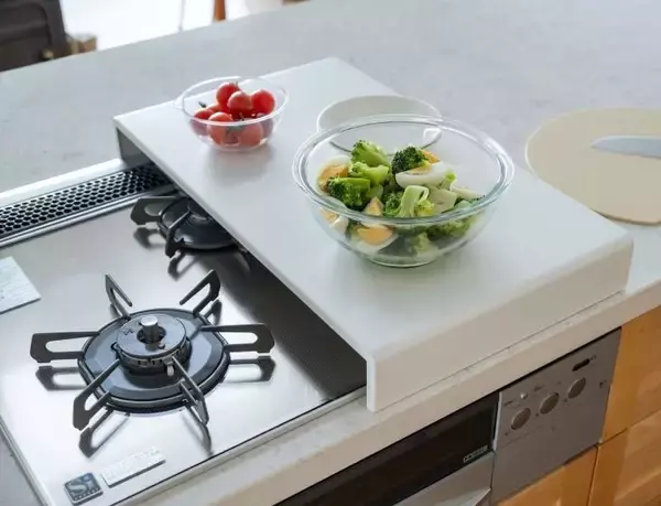 コンロが作業台に早変わり！限られたキッチンスペースを活用できる「コンロカバー」が登場