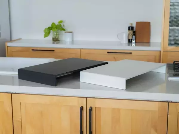 「コンロが作業台に早変わり！限られたキッチンスペースを活用できる「コンロカバー」が登場」の画像