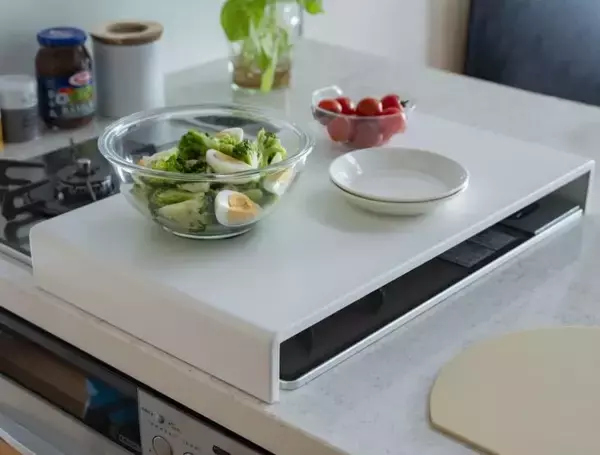 「コンロが作業台に早変わり！限られたキッチンスペースを活用できる「コンロカバー」が登場」の画像