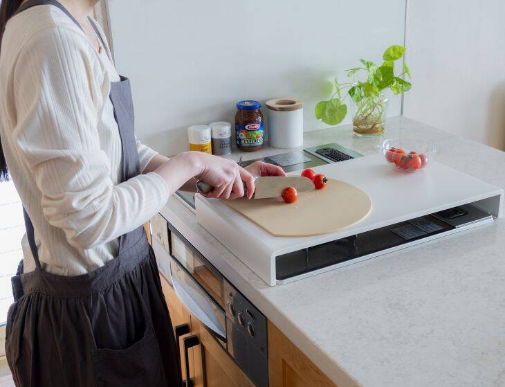 コンロが作業台に早変わり！限られたキッチンスペースを活用できる「コンロカバー」が登場