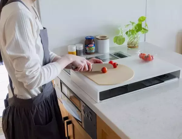 「コンロが作業台に早変わり！限られたキッチンスペースを活用できる「コンロカバー」が登場」の画像