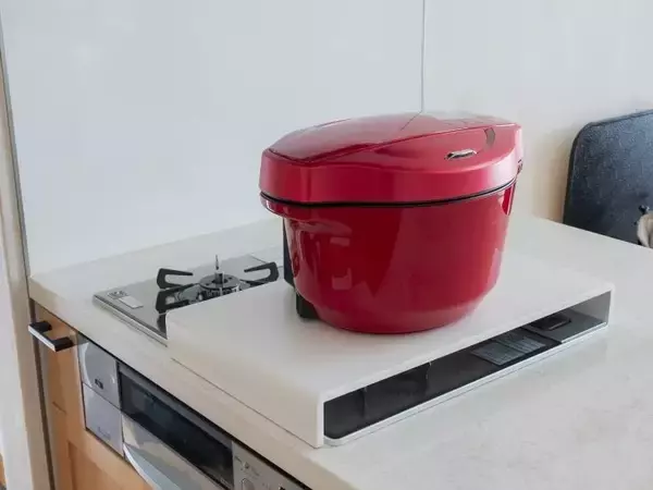 「コンロが作業台に早変わり！限られたキッチンスペースを活用できる「コンロカバー」が登場」の画像