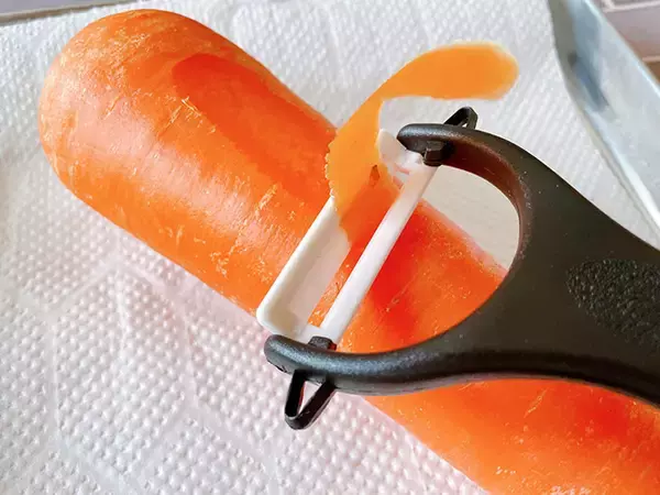 「100均“皮むき器”の進化が止まらない！ スルスルむけて感動必至の「皮むきグッズ」3選」の画像