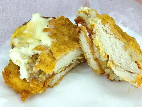 「肉バンズに激辛バーガーも！ KFCの超個性派バーガー「カリホクハッシュのフィレバーガー」を3つ全部食べてみた」の画像