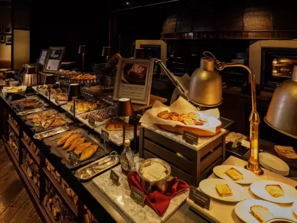 「【注目ランチ】焼きたてパンが食べ放題！ベーカリー併設ダイニング『MONDO』のビュッフェが大人気」の画像