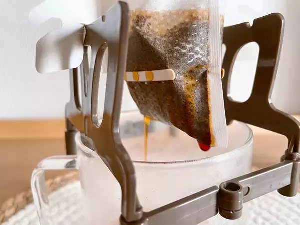 「ドリップバッグが浸からず普段のコーヒーが2倍美味しくなる！ 100均の「優秀コーヒードリップバッグ」2選」の画像