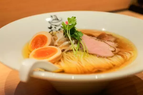 実はラーメン激戦区・東銀座に『麺 銀座おのでら』が誕生。限定「特製塩ラーメン」が絶品なワケ