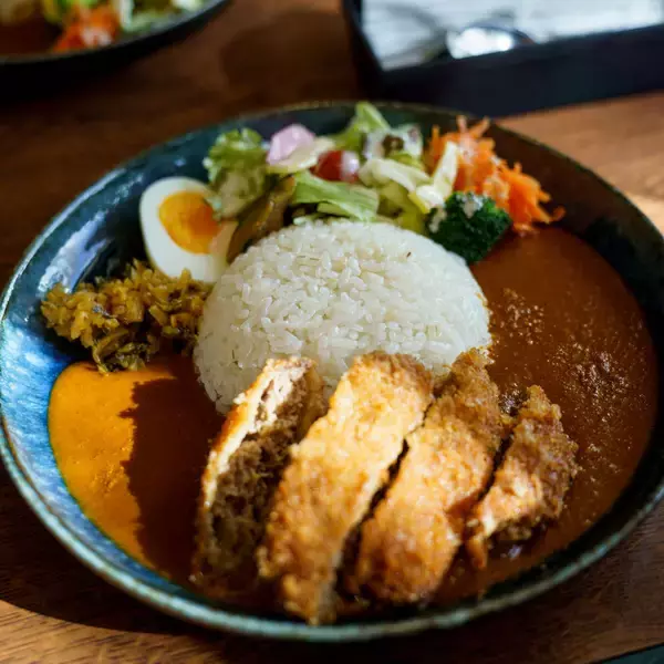 「石垣島発のスパイス欧風カレーが絶品！『PAIKAJI』（市ヶ谷）の名物バーグカツカレー」の画像