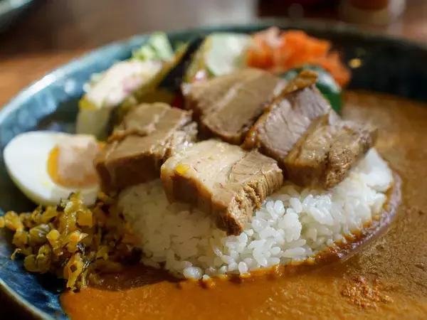 「石垣島発のスパイス欧風カレーが絶品！『PAIKAJI』（市ヶ谷）の名物バーグカツカレー」の画像