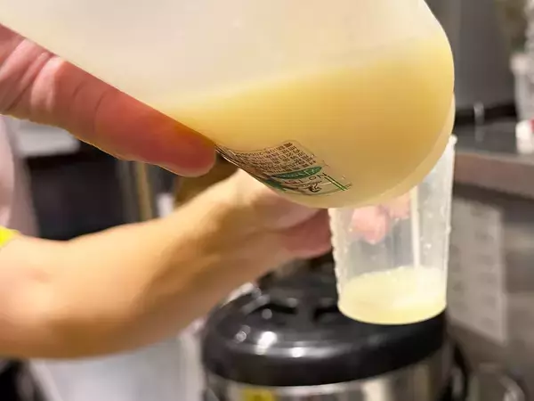 「台湾人は「ヤクルトをお茶に入れて飲む」説は本当か？台湾茶スタンドで台湾人にその真相を聞いてみた」の画像