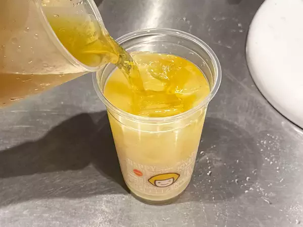 「台湾人は「ヤクルトをお茶に入れて飲む」説は本当か？台湾茶スタンドで台湾人にその真相を聞いてみた」の画像