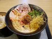 【大阪の人気店】食べたことのない旨さ！ 元フレンチシェフが作る『抱きしめ鯛』の名物「鯛担麺」