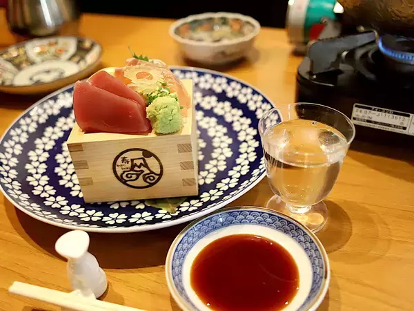 【大阪】日本酒飲み放題が480円と格安！ 『日本酒バル ほのか』で40種の地酒と痛風鍋をいただく