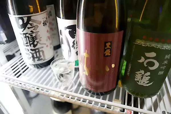 「【大阪】日本酒飲み放題が480円と格安！ 『日本酒バル ほのか』で40種の地酒と痛風鍋をいただく」の画像