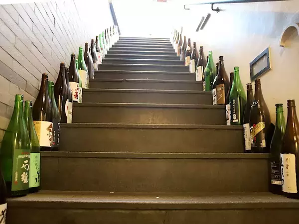 「【大阪】日本酒飲み放題が480円と格安！ 『日本酒バル ほのか』で40種の地酒と痛風鍋をいただく」の画像