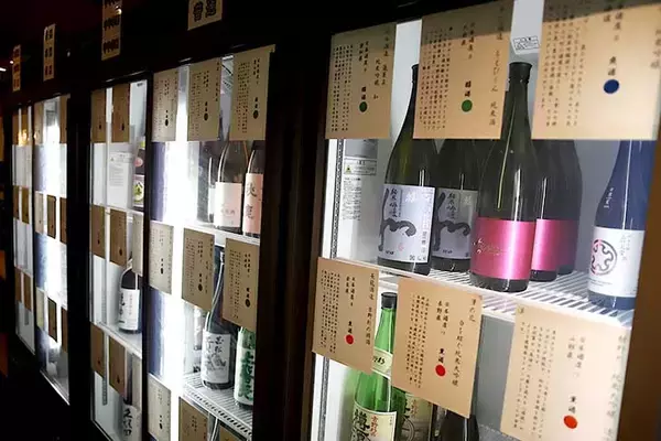 「【大阪】日本酒飲み放題が480円と格安！ 『日本酒バル ほのか』で40種の地酒と痛風鍋をいただく」の画像