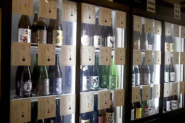 「【大阪】日本酒飲み放題が480円と格安！ 『日本酒バル ほのか』で40種の地酒と痛風鍋をいただく」の画像