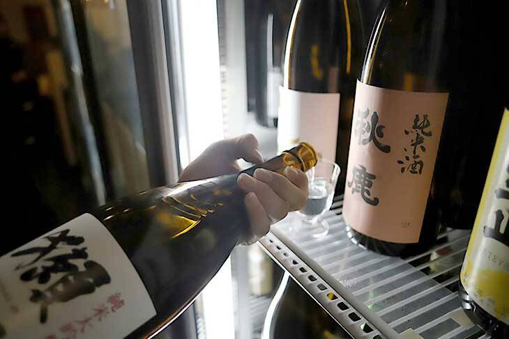 【大阪】日本酒飲み放題が480円と格安！ 『日本酒バル ほのか』で40種の地酒と痛風鍋をいただく