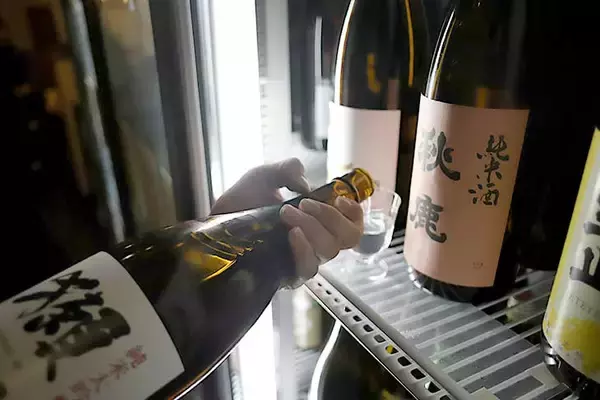 「【大阪】日本酒飲み放題が480円と格安！ 『日本酒バル ほのか』で40種の地酒と痛風鍋をいただく」の画像