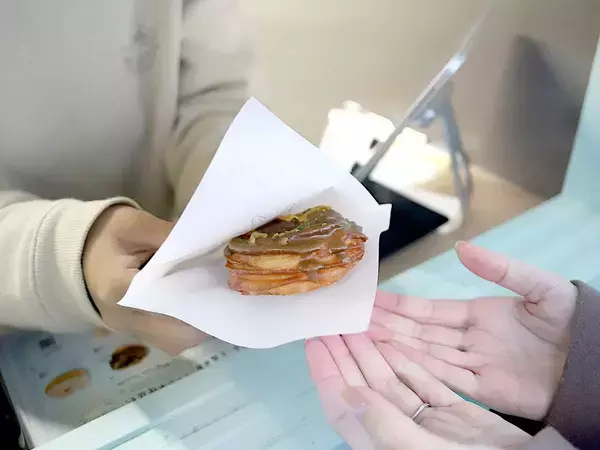 「大阪食べ歩きの新名物ドーナツ！話題の店『MON CRULLER』のフレンチクルーラー」の画像