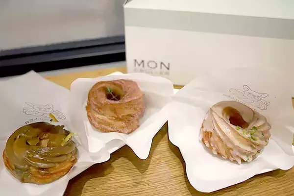 「大阪食べ歩きの新名物ドーナツ！話題の店『MON CRULLER』のフレンチクルーラー」の画像