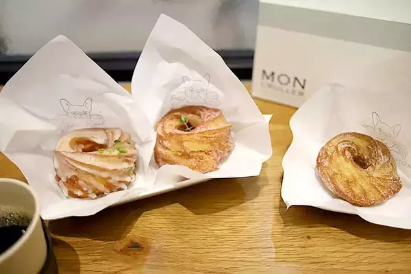 「大阪食べ歩きの新名物ドーナツ！話題の店『MON CRULLER』のフレンチクルーラー」の画像