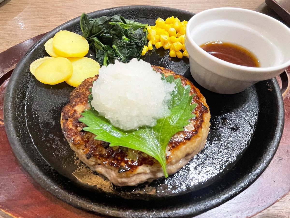 「和風ハンバーグ」の発祥はデニーズって知ってた？ デニーズの「和風ハンバーグ」に長ネギがのってるワケ