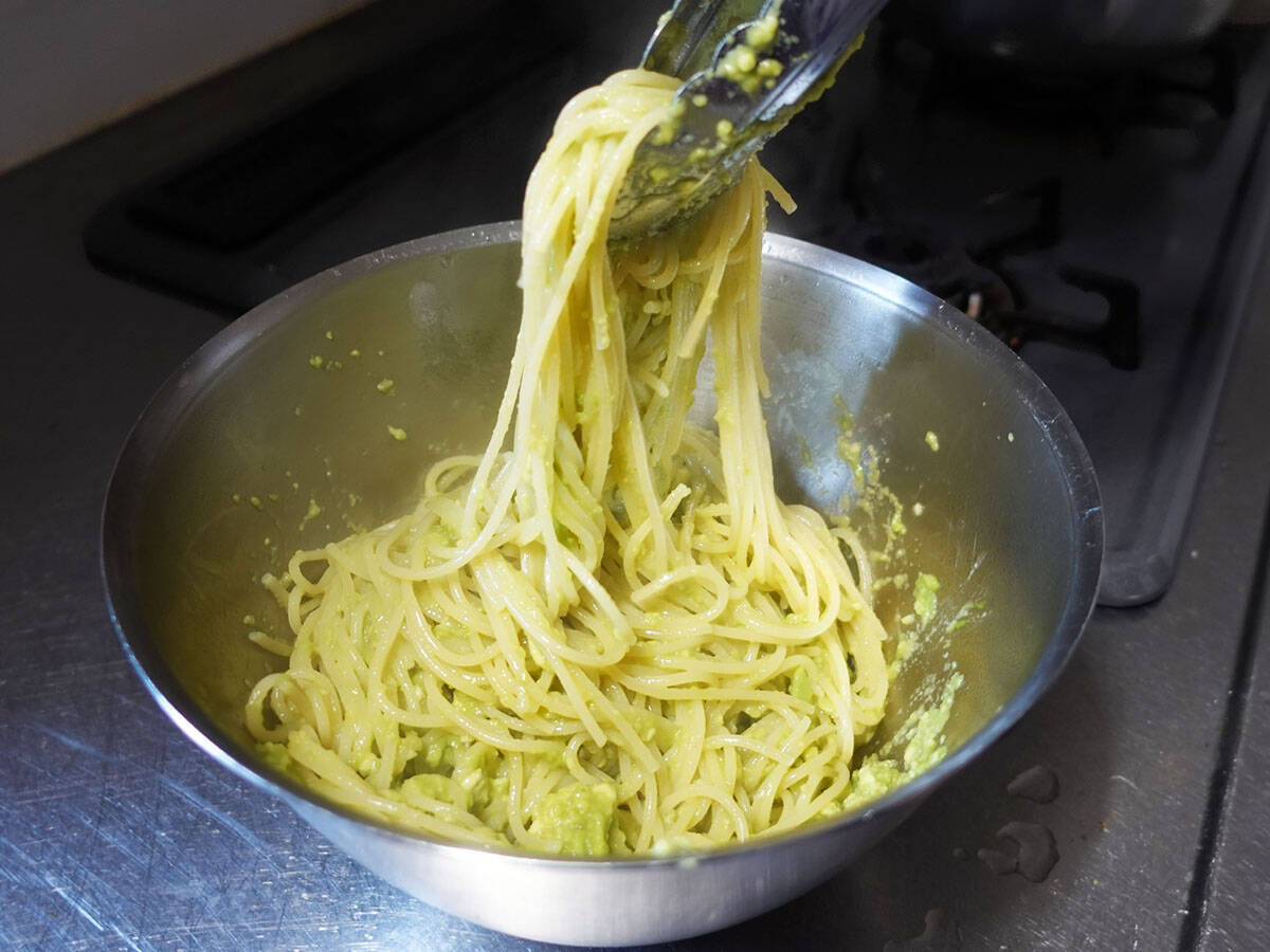 【きょう、何食べる？】10分で作れる！ グルメライターの家族が編み出した「アボカドの和風パスタ」の作り方