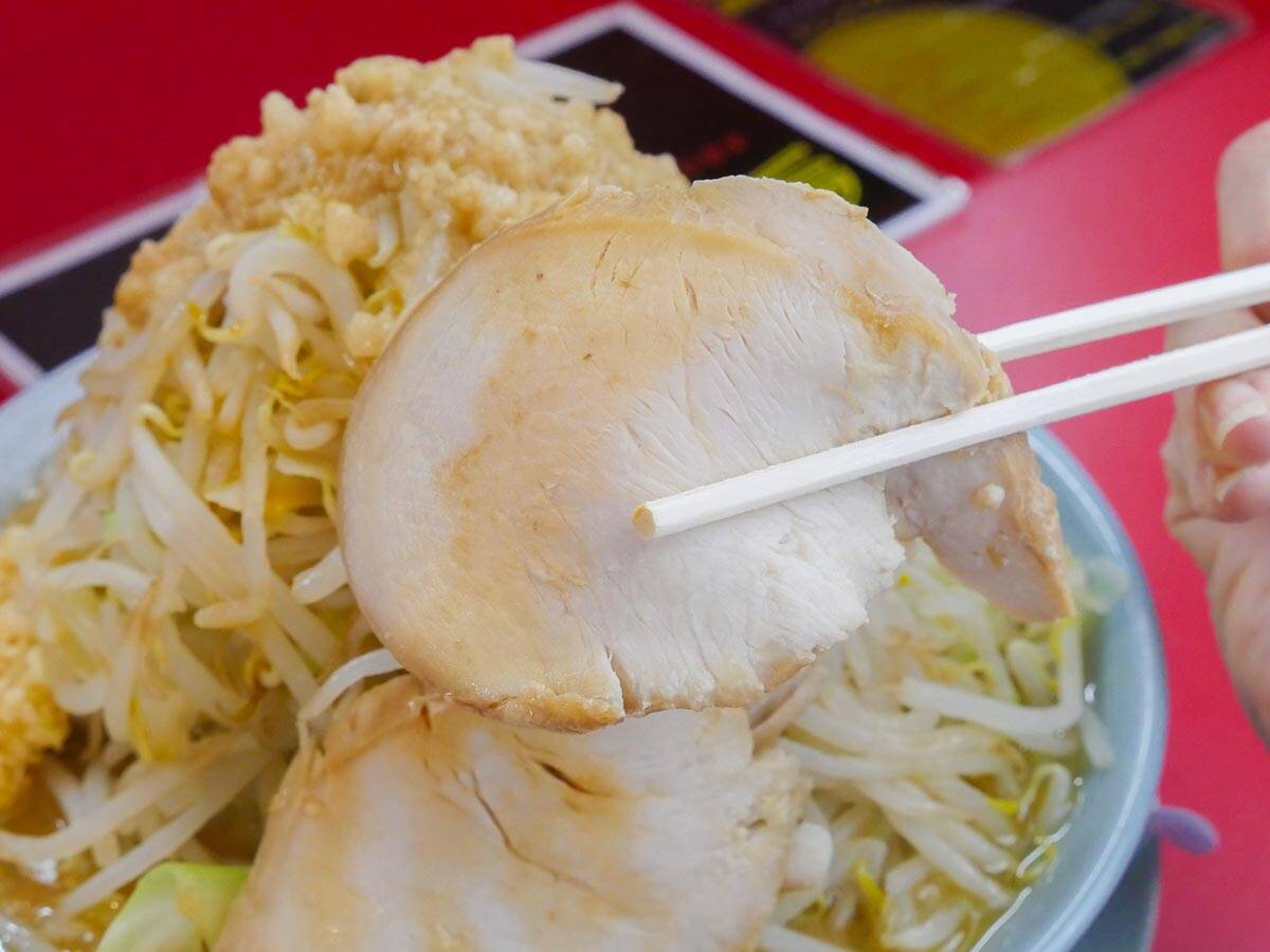 約1.6kg！？ 横浜の『自家製麺 酉』（横浜）で「麺増し・野菜増し」のデカ盛りラーメンを食べてきた