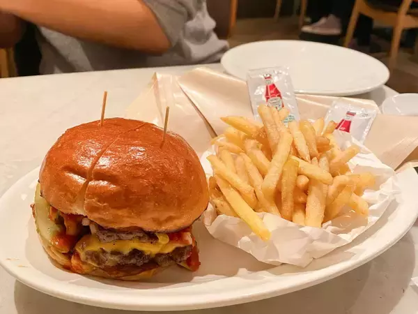 「【新宿ランチ】カフェ使いもおすすめ。アートホテル『THE KNOT TOKYO』のオールデイダイニング」の画像