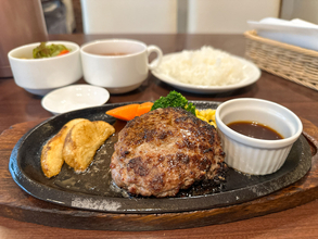 【池袋グルメ】まるでステーキ！？池袋ハンバーグの四天王の一つ『宮崎亭』の“塩で食べるハンバーグ”の魅力とは？