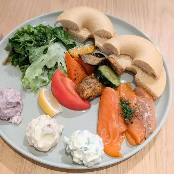 「ベーグル食べ放題！ BAGEL ＆ BAGEL × Kiri Café（恵比寿）のランチプレートが魅力的」の画像