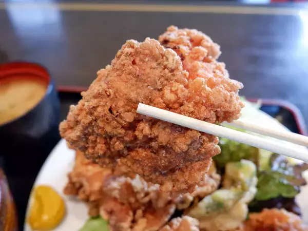 「鶏料理専門店のからあげにハズレなし！ 浜町の老舗『鳥割烹 大金』のからあげ＆竜田あげを食べてきた」の画像