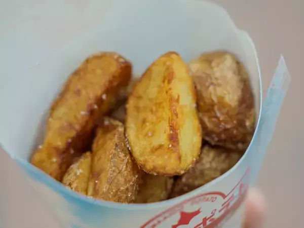 「ご当地コンビニ『セイコーマート』のホットスナック「道産ポテトのフライ」が止まらない美味しさ」の画像