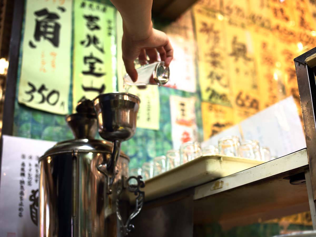 日本酒初心者こそ行くべし！ 創業170余年の日本酒バー『鈴傳』の魅力とは？【吉田類が名付け親・吉田マッスグの酒場の記憶】