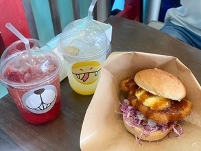 【瀬長島ウミカジテラス】に行こう！ 海と空に挟まれて味わう極厚の「マグロカツバーガー」