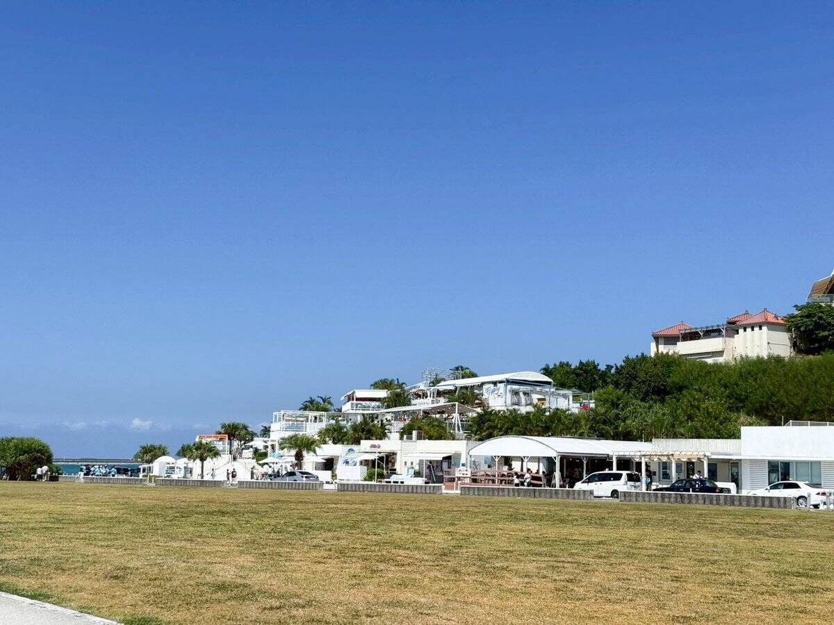 【瀬長島ウミカジテラス】に行こう！ 海と空に挟まれて味わう極厚の「マグロカツバーガー」