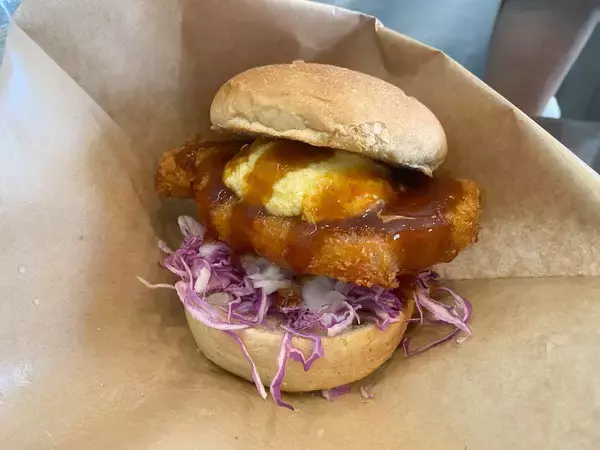 「【瀬長島ウミカジテラス】に行こう！ 海と空に挟まれて味わう極厚の「マグロカツバーガー」」の画像