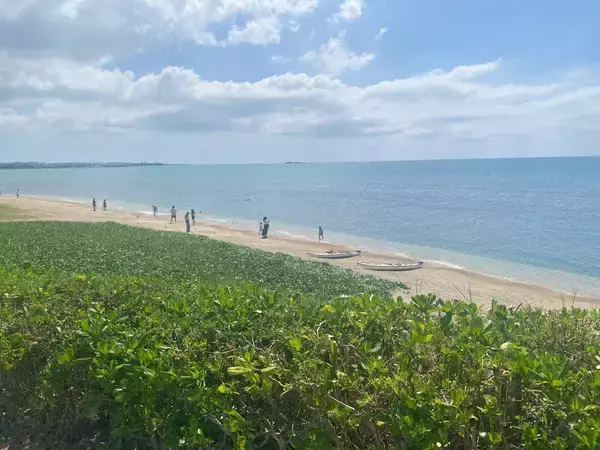 「【瀬長島ウミカジテラス】に行こう！ 海と空に挟まれて味わう極厚の「マグロカツバーガー」」の画像