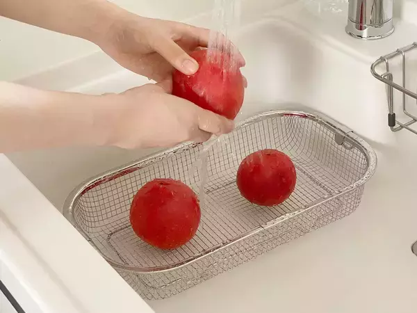 「脱・生活感。SNSで話題の「すっきり暮らす水切りかご」が超優秀なワケ【優秀キッチン道具】」の画像