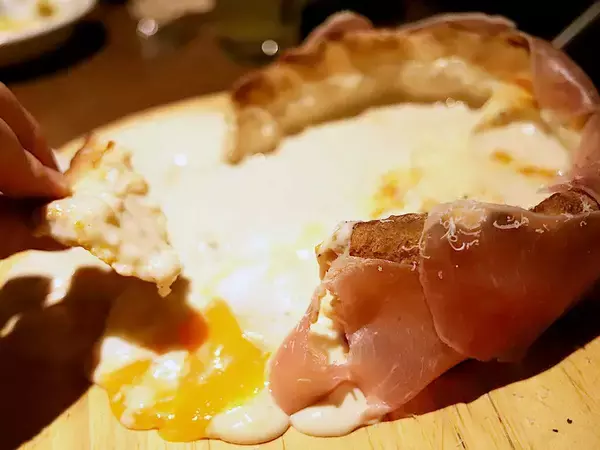 お酒も料理も破格の安さ、あふれるチーズの背徳感！京都で話題の『原価ビストロチーズプラス』を体験