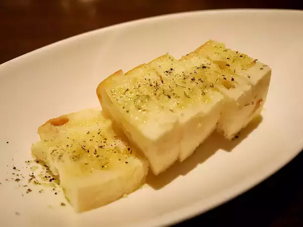 「お酒も料理も破格の安さ、あふれるチーズの背徳感！京都で話題の『原価ビストロチーズプラス』を体験」の画像