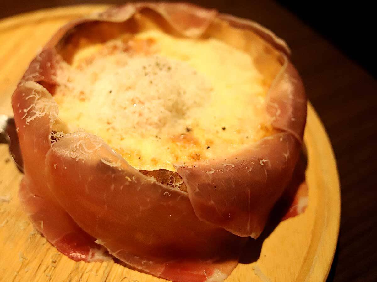 お酒も料理も破格の安さ、あふれるチーズの背徳感！京都で話題の『原価ビストロチーズプラス』を体験