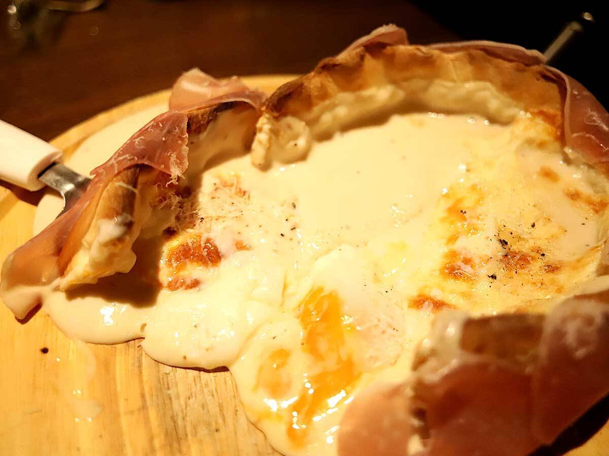 お酒も料理も破格の安さ、あふれるチーズの背徳感！京都で話題の『原価ビストロチーズプラス』を体験