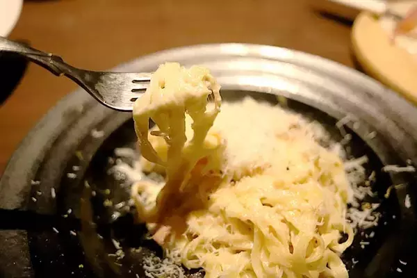 「お酒も料理も破格の安さ、あふれるチーズの背徳感！京都で話題の『原価ビストロチーズプラス』を体験」の画像