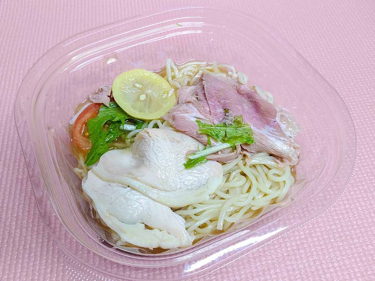 【実食レポ】セブンに登場した新宿の人気ラーメン店『たかはし』監修の「焼きあごレモン冷し麺」を食べてみた！