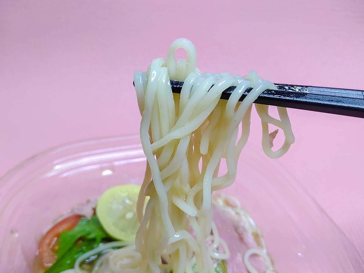 【実食レポ】セブンに登場した新宿の人気ラーメン店『たかはし』監修の「焼きあごレモン冷し麺」を食べてみた！