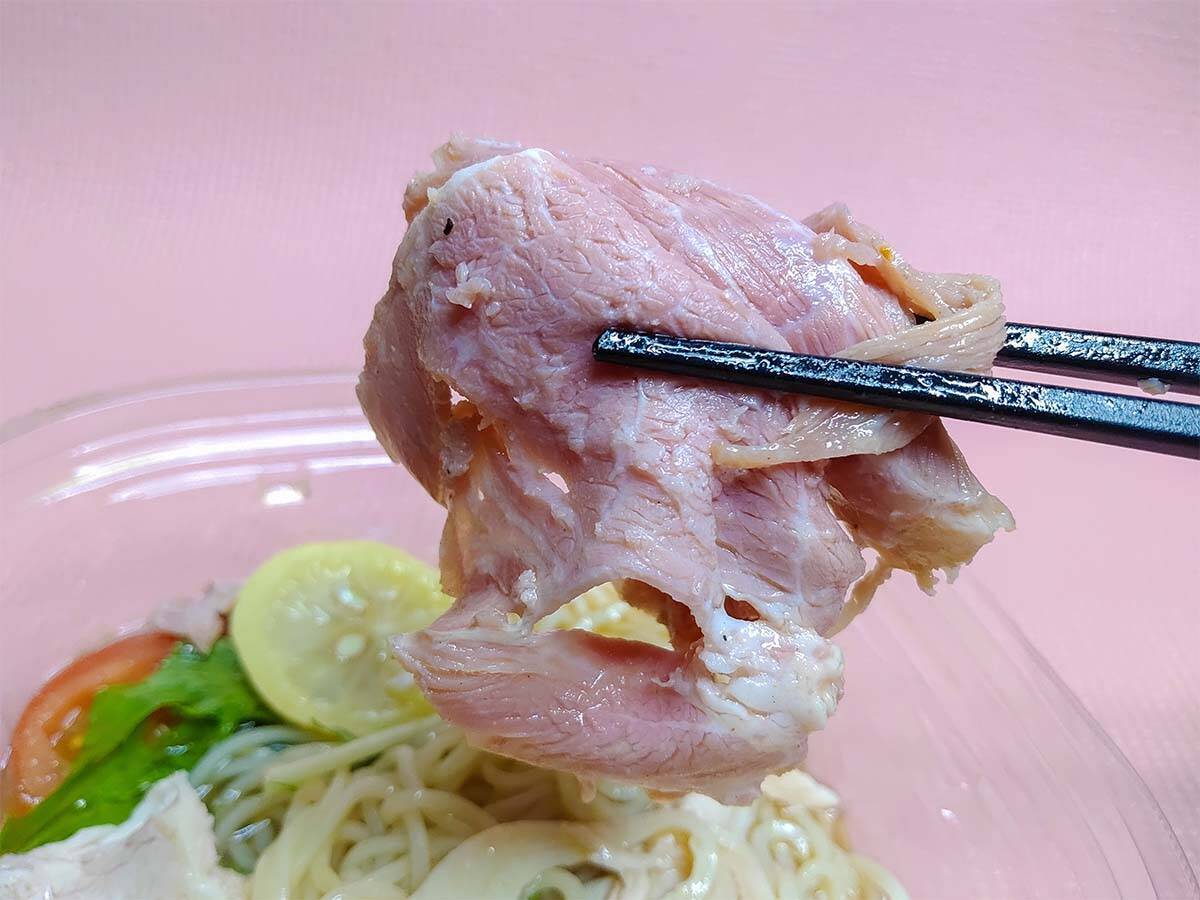 【実食レポ】セブンに登場した新宿の人気ラーメン店『たかはし』監修の「焼きあごレモン冷し麺」を食べてみた！