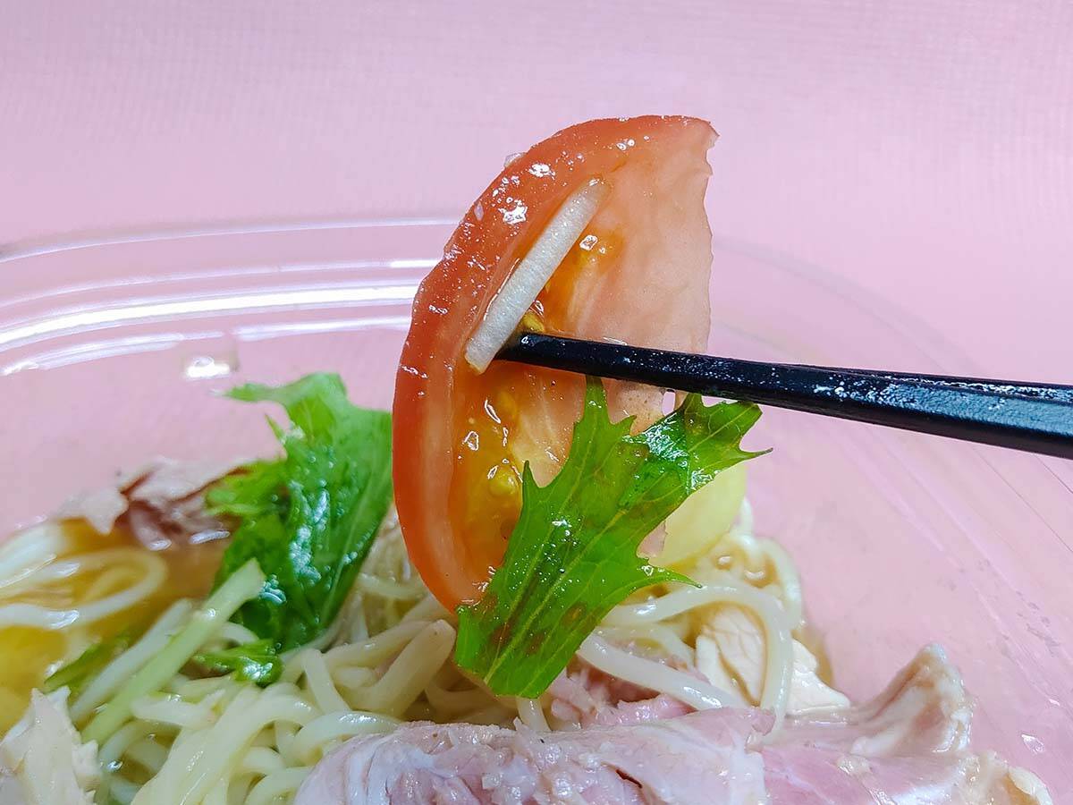 【実食レポ】セブンに登場した新宿の人気ラーメン店『たかはし』監修の「焼きあごレモン冷し麺」を食べてみた！