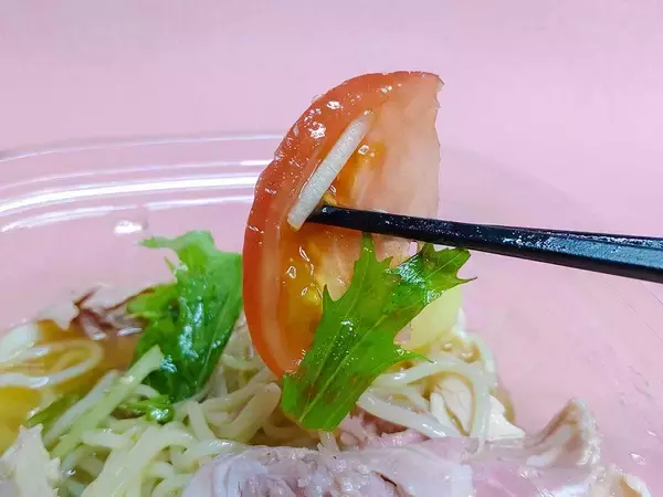 「【実食レポ】セブンに登場した新宿の人気ラーメン店『たかはし』監修の「焼きあごレモン冷し麺」を食べてみた！」の画像